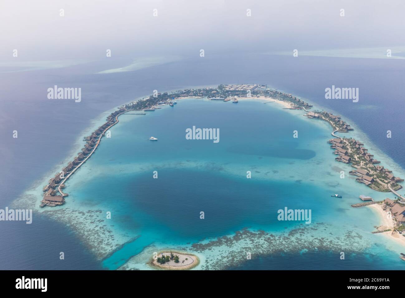 Atolli e isole nelle Maldive con molo e ville sull'acqua. Vacanza estiva di lusso, sabbia bianca, mare blu, idilliaca spiaggia tropicale isola Foto Stock