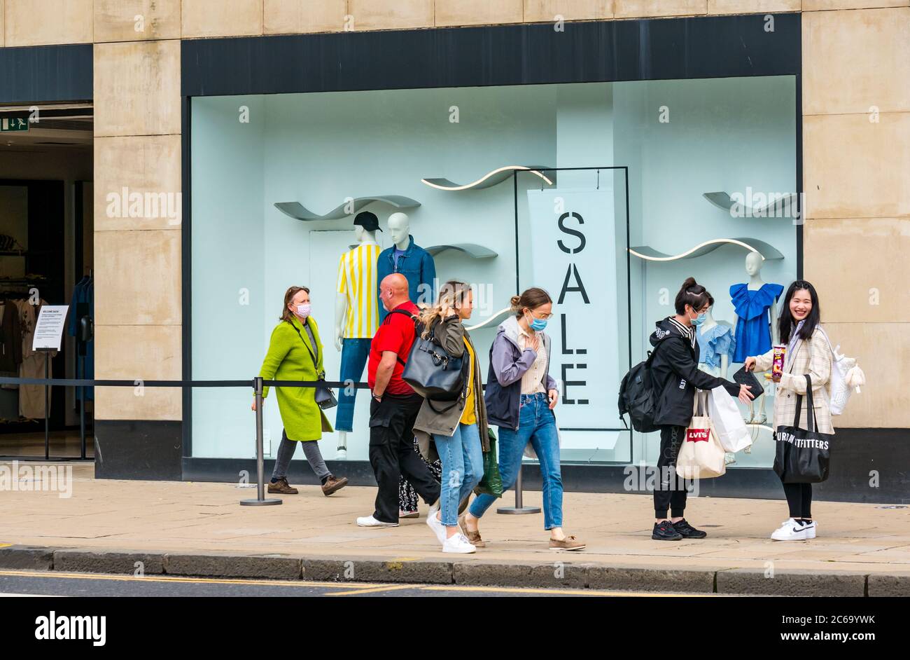 Edimburgo, Scozia, Regno Unito, 8 luglio 2020. Le maschere facciali sono la norma su Princes Street con sempre più persone che le indossano, soprattutto per andare nei negozi, anche se non diventano obbligatori nei negozi in Scozia fino a venerdì. Giovani donne che indossano maschere al di fuori del negozio di abbigliamento Zara Foto Stock