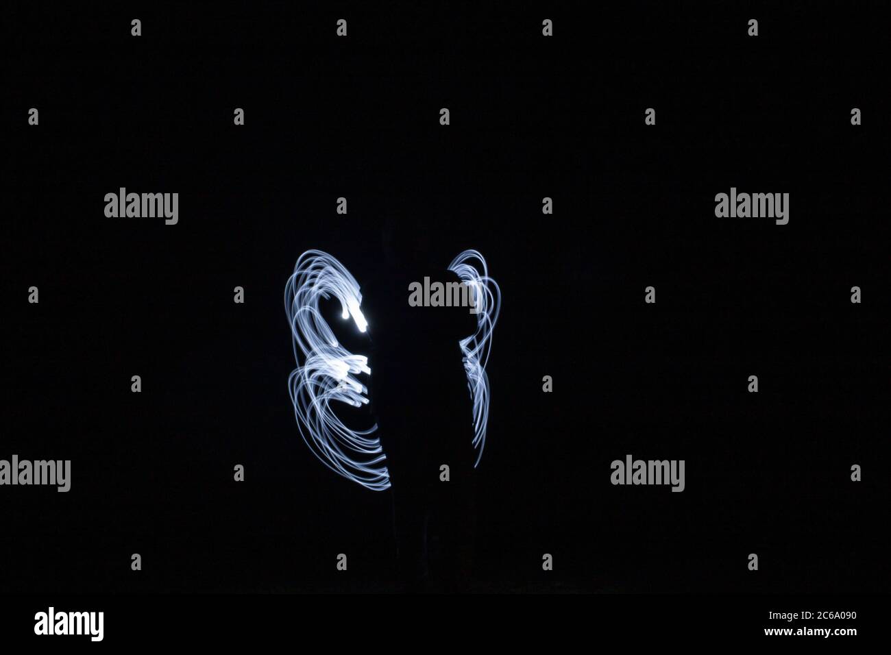 Torcia con la silhouette farfalla scura dipinta chiaro Foto Stock