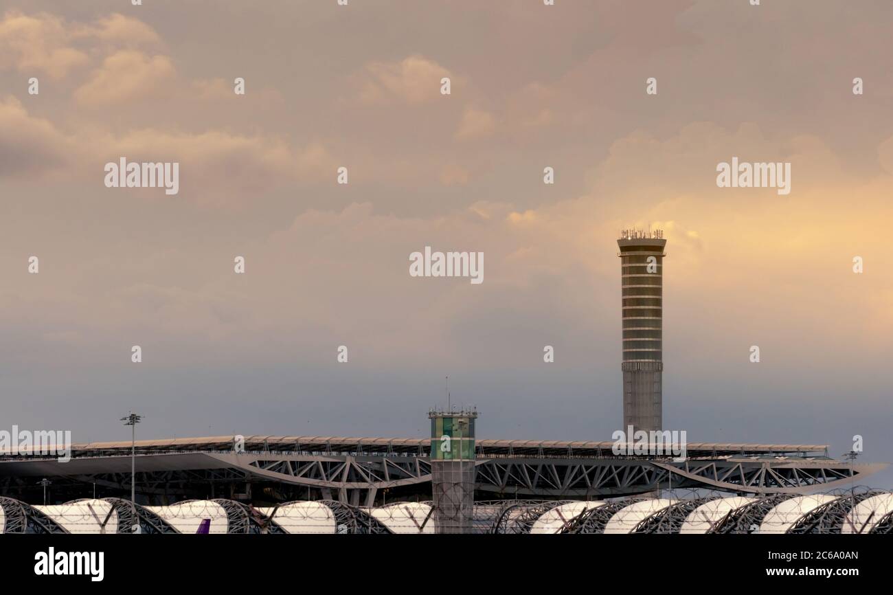 Tetto dell'aeroporto e torre di controllo del traffico aereo nell'aeroporto. Torre di controllo del traffico in aeroporto per il controllo dello spazio aereo tramite radar. Tecnologia aeronautica. Aeroporto Foto Stock