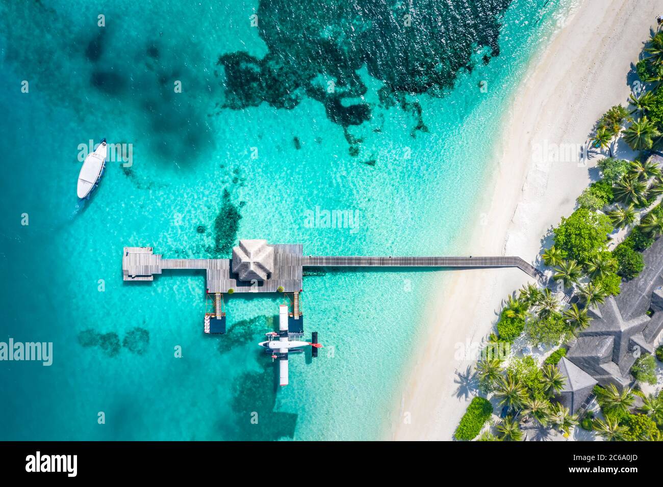 Atolli e isole nelle Maldive con molo e ville sull'acqua. Vacanza estiva di lusso, sabbia bianca, mare blu, idilliaca spiaggia tropicale isola Foto Stock
