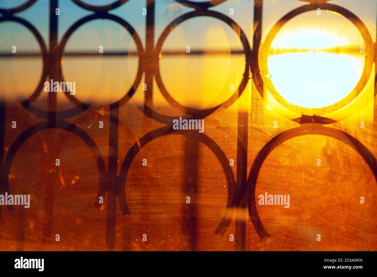 Luce solare in finestra con griglie . Vetro del finestrino sporco con fascio luminoso Foto Stock