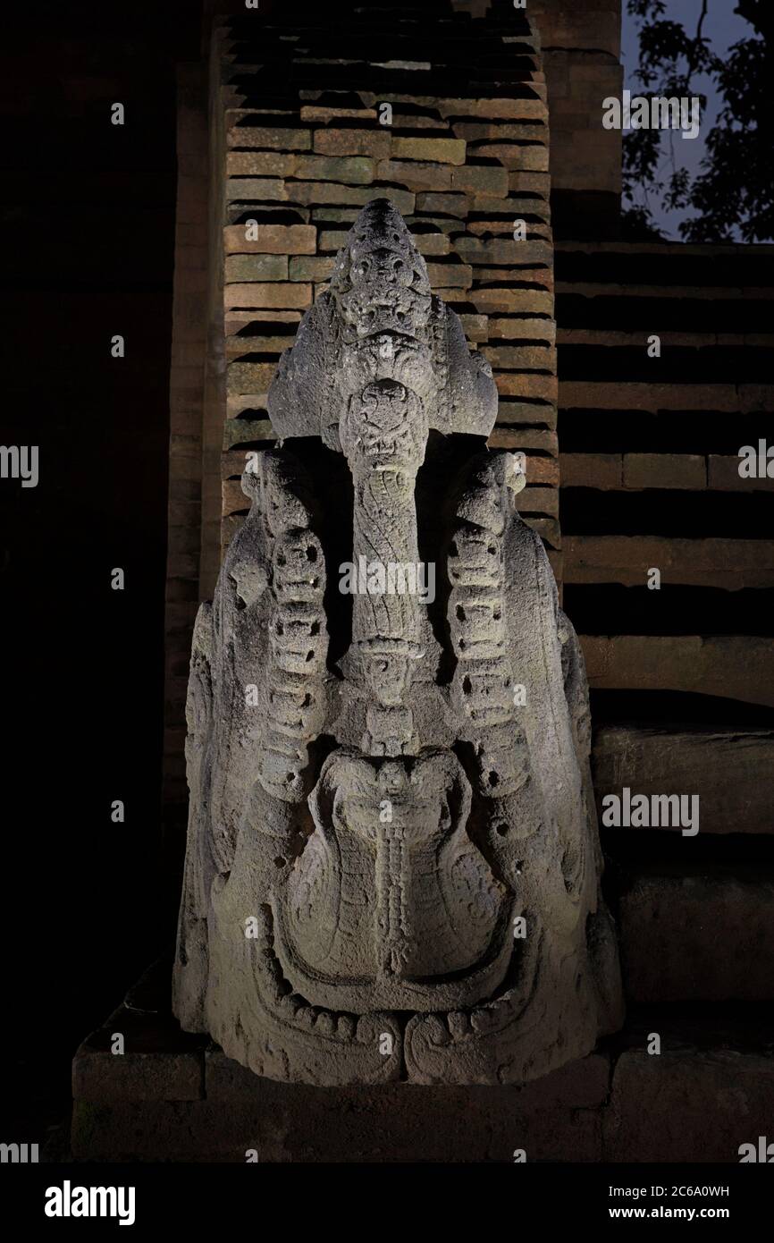 Una scultura di makara di fronte al tempio Kedaton in Muara Jambi templi composti a Muaro Jambi, Jambi, Indonesia. Foto Stock