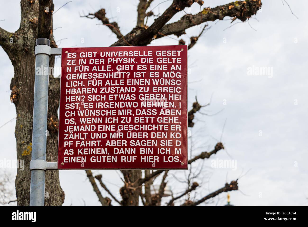 Cartello di diritto umano vicino all'ingresso della Corte federale di giustizia della Germania, Bundesverfassungsgericht, BGH. Karlsruhe Foto Stock