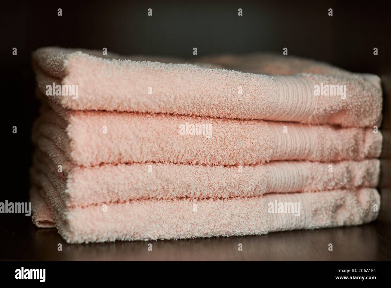 Pila di asciugamani. Asciugamani da bagno asciutti nell'armadio della  palestra, primo piano. Morbidi e morbidi agli asciugamani Foto stock - Alamy
