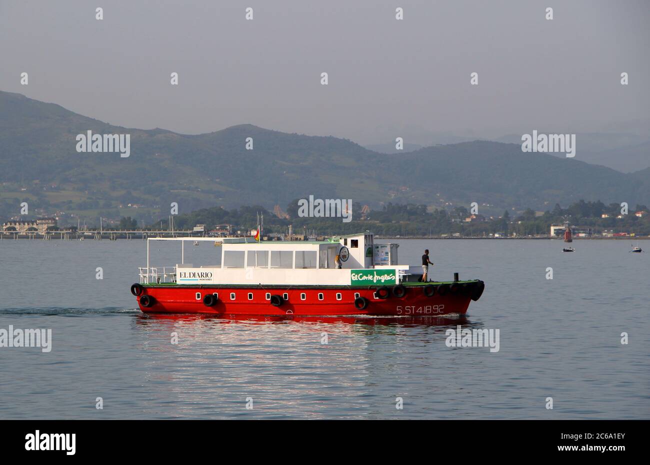 Traghetto nella baia di Santander Cantabria Spagna mattina presto estate Foto Stock