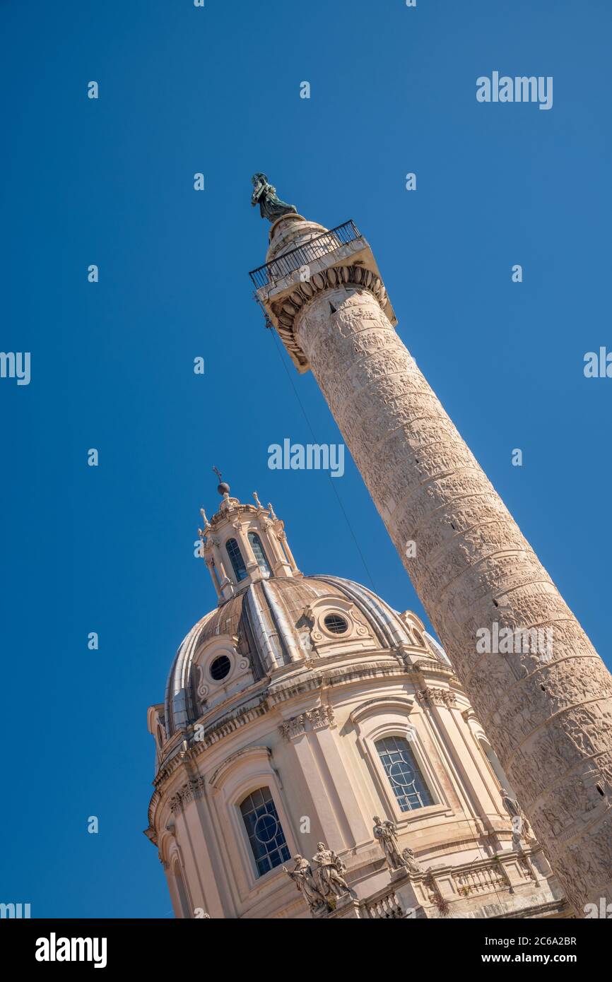 Italia, Lazio, Roma, Chiesa del Santo Nome di Maria al Foro Traiano, Santissimo nome di Maria al Foro Traiano, e colonna di Traiano Foto Stock