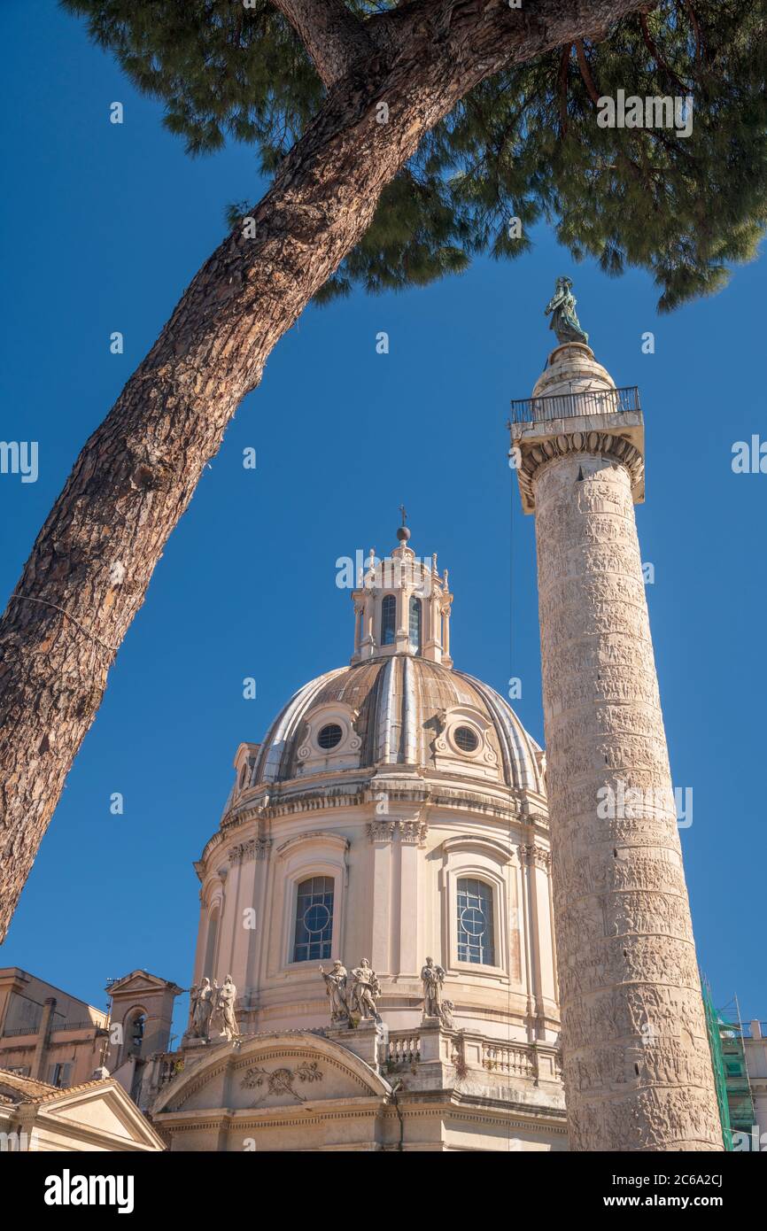 Italia, Lazio, Roma, Chiesa del Santo Nome di Maria al Foro Traiano, Santissimo nome di Maria al Foro Traiano, e colonna di Traiano Foto Stock