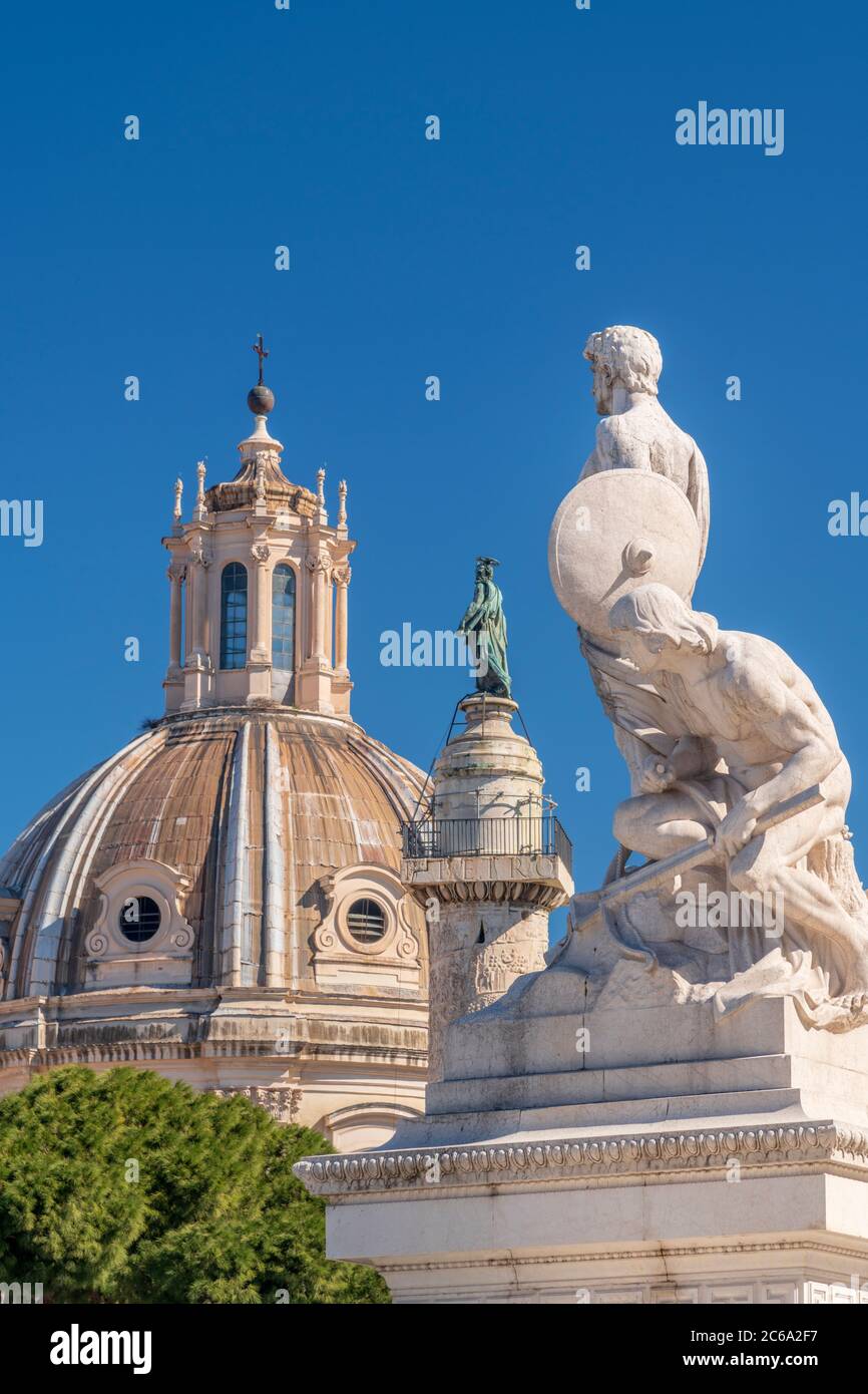 Italia, Lazio, Roma, Chiesa del Santo Nome di Maria al Foro Traiano, Santissimo nome di Maria al Foro Traiano, e colonna di Traiano Foto Stock