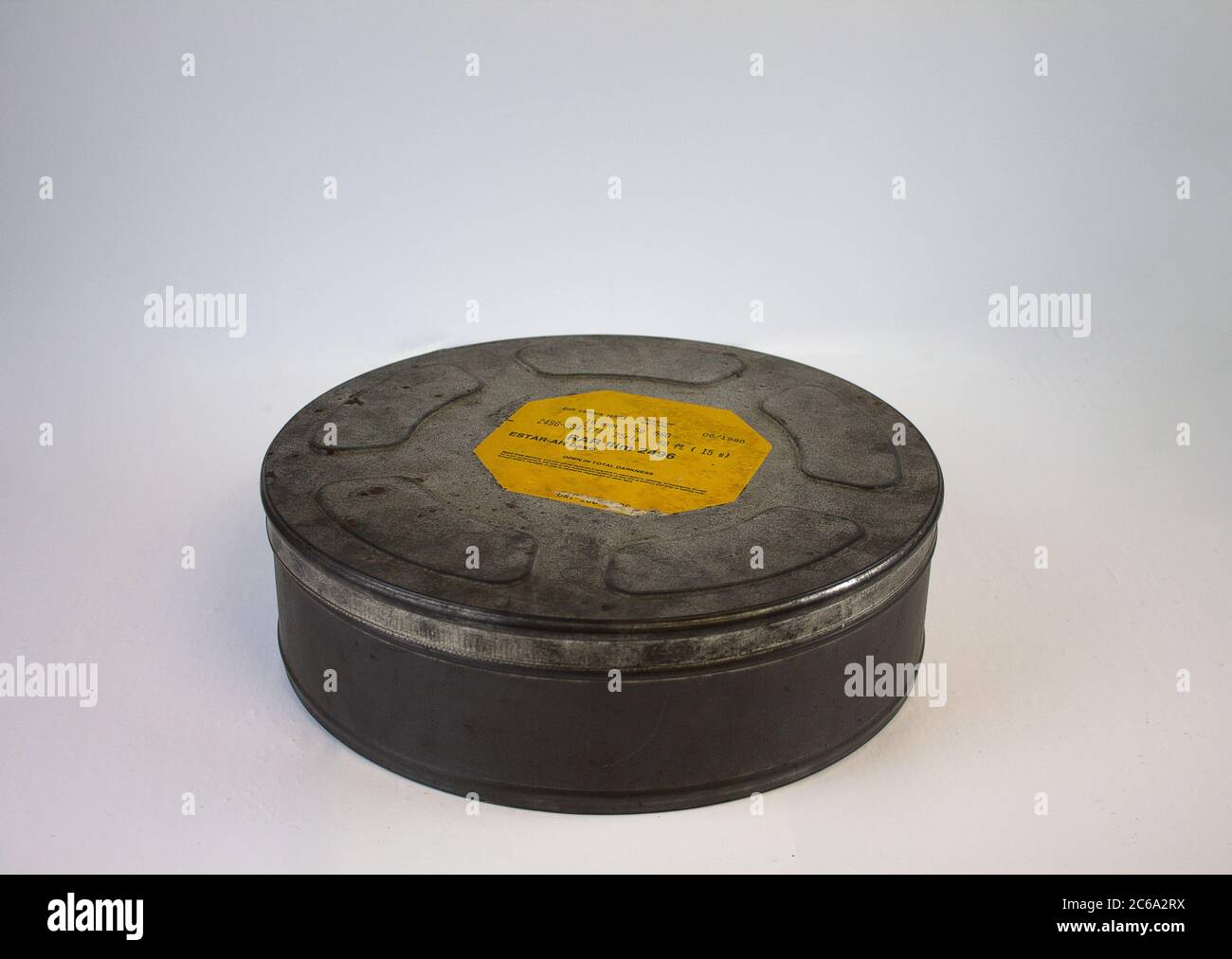 Una vecchia pellicola originale può con un'etichetta arancione. Per rotoli di pellicola da 16 mm. Foto Stock