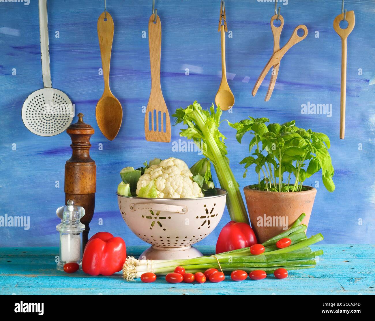 verdure varie e utensili da cucina, cibo sano Foto Stock