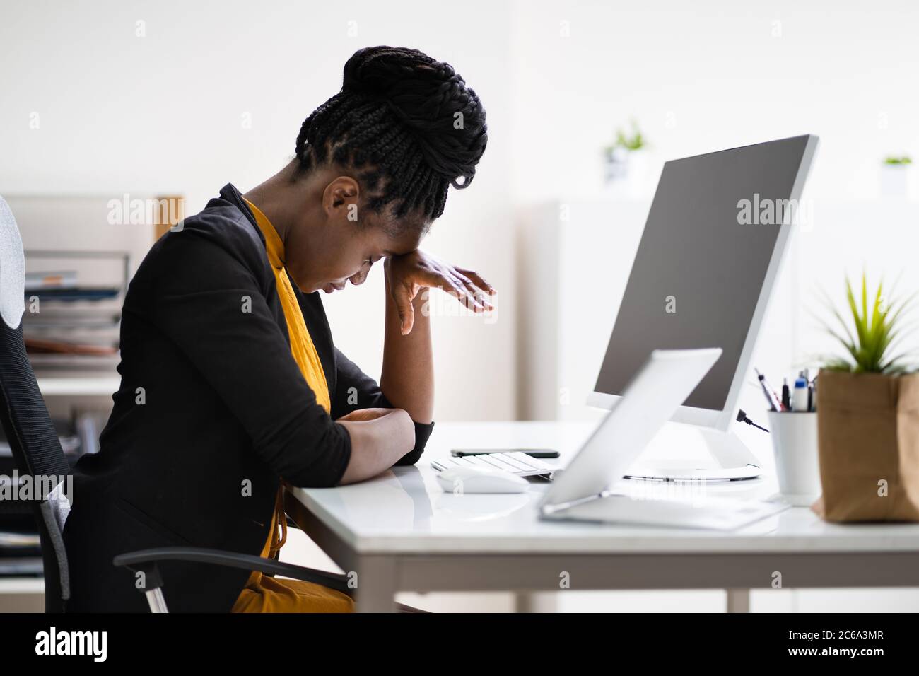 African Business Woman stanco e sconvolto con il capo Ache Foto Stock