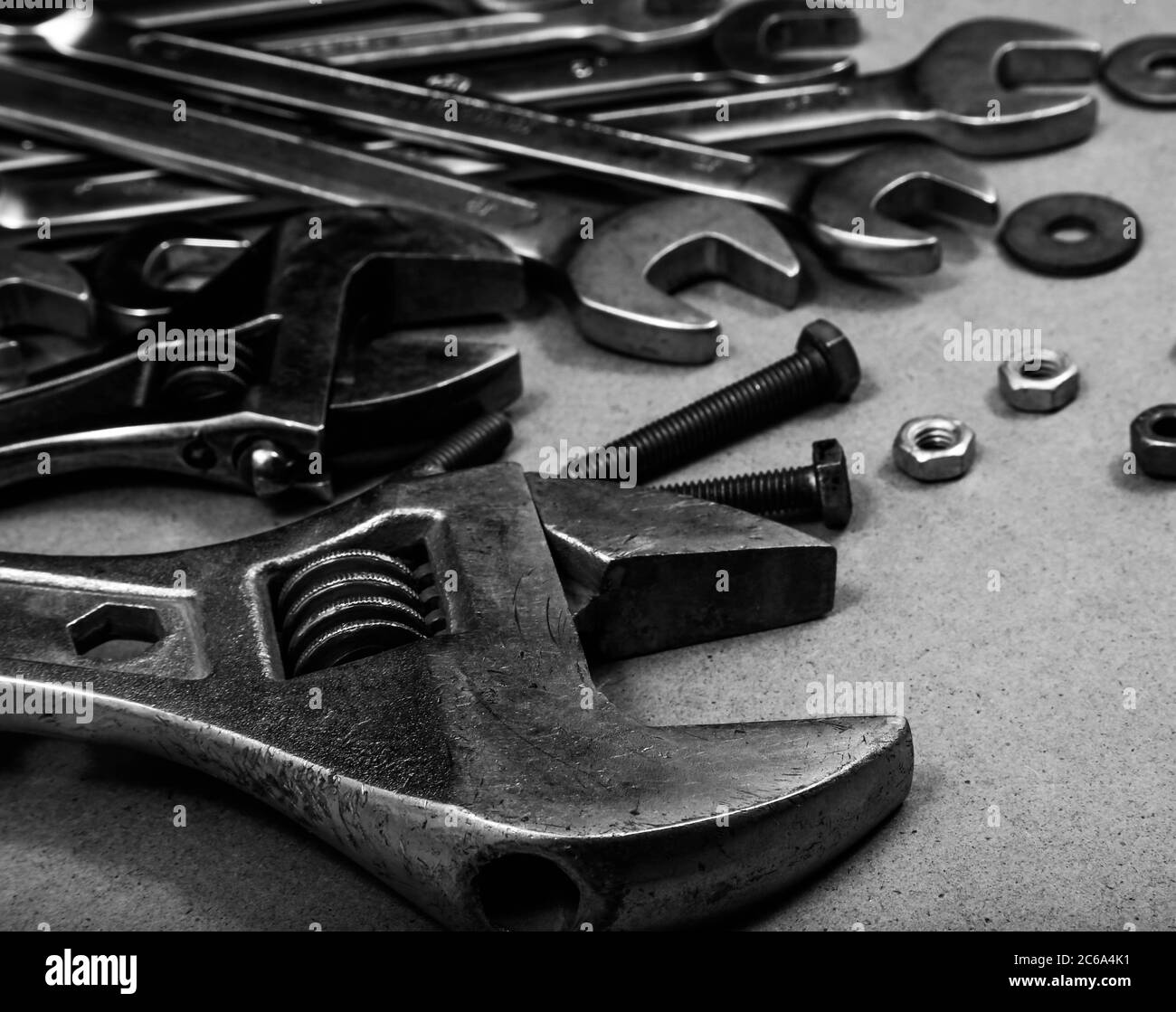 Utensili industriali come le chiavi francesi e una varietà di chiavi da primo piano sotto forma di immagini a colori e in bianco e nero. Foto Stock