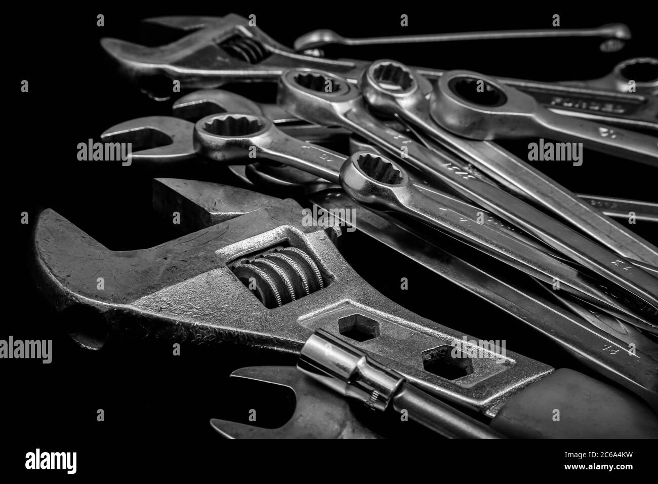 Utensili industriali come le chiavi francesi e una varietà di chiavi da primo piano sotto forma di immagini a colori e in bianco e nero. Foto Stock