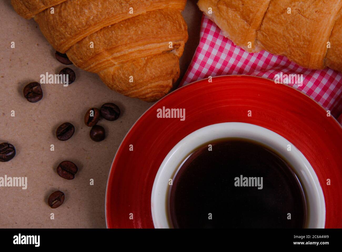 Una splendida vista su un colorato tavolo per la colazione con splendide decorazioni. Foto Stock