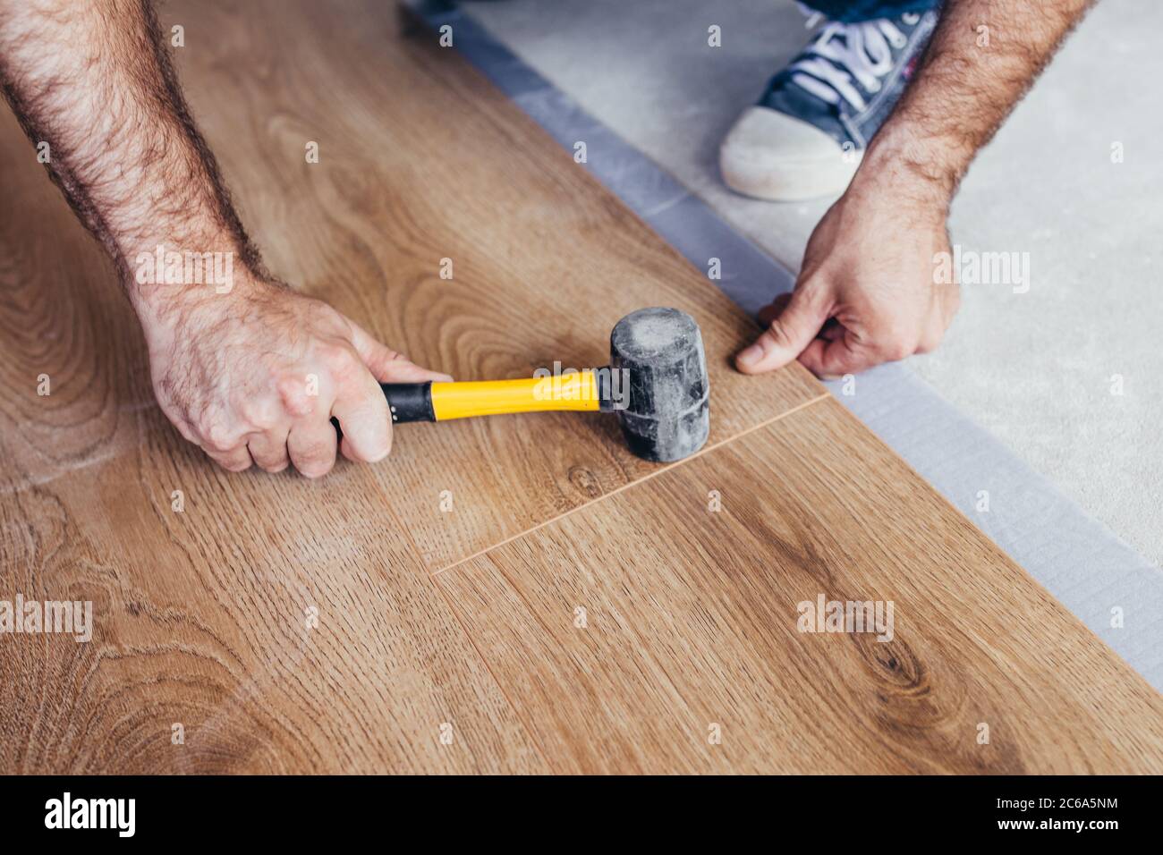 Il laminato è un'opzione relativamente nuova, ma già popolare per un gran numero di acquirenti di pavimenti - si distingue non solo per le sue alte prestazioni Foto Stock