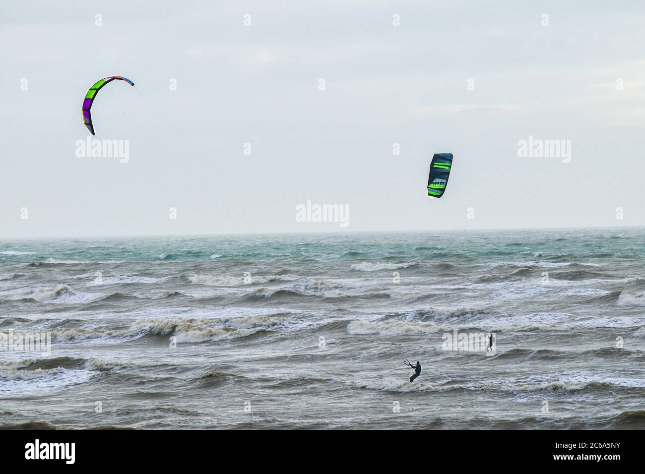 Kite surf in mare, kite boarding azione Foto Stock
