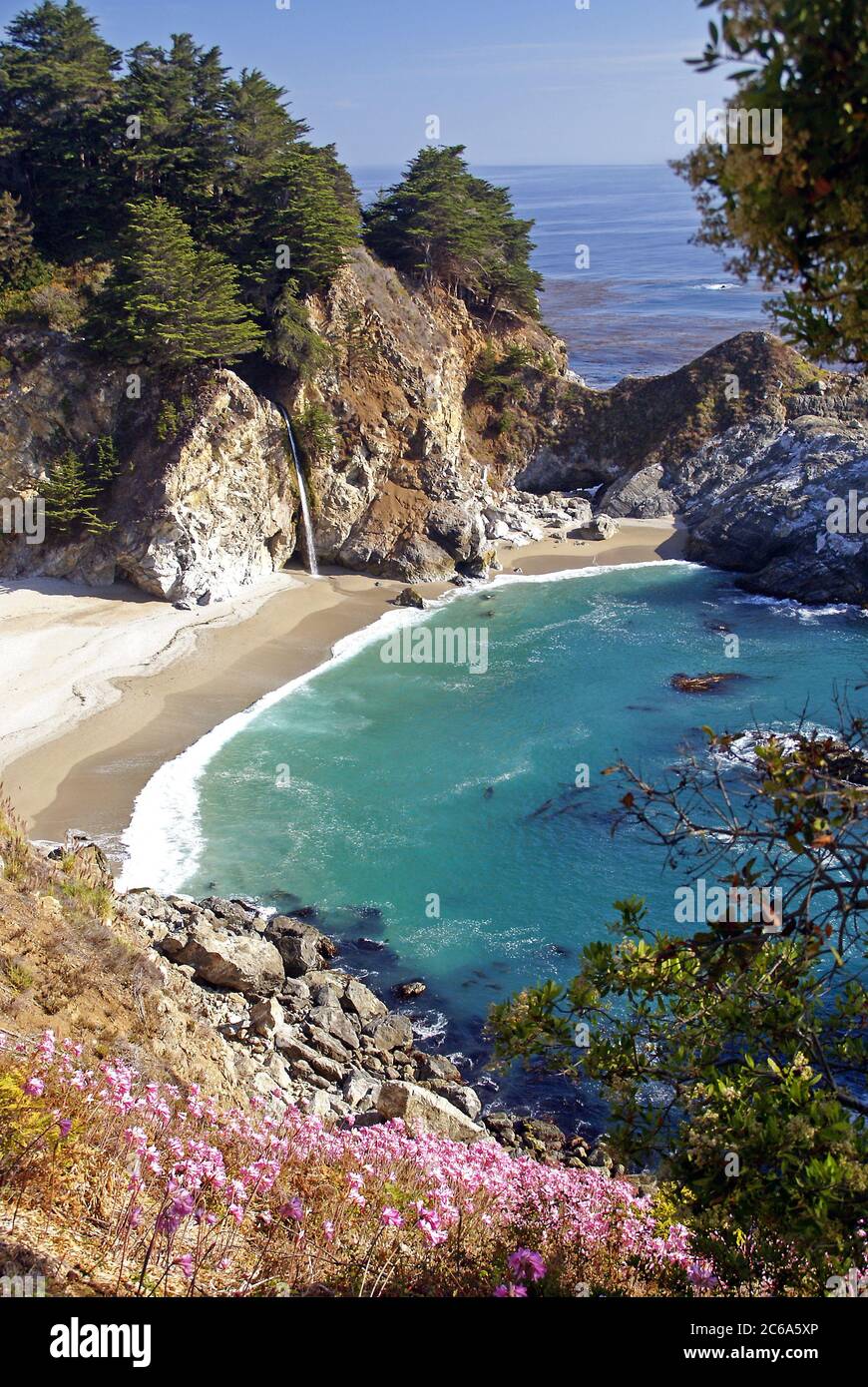 McWay cade, Julia Pfeiffer Burns parco dello Stato della California Big Sur Foto Stock