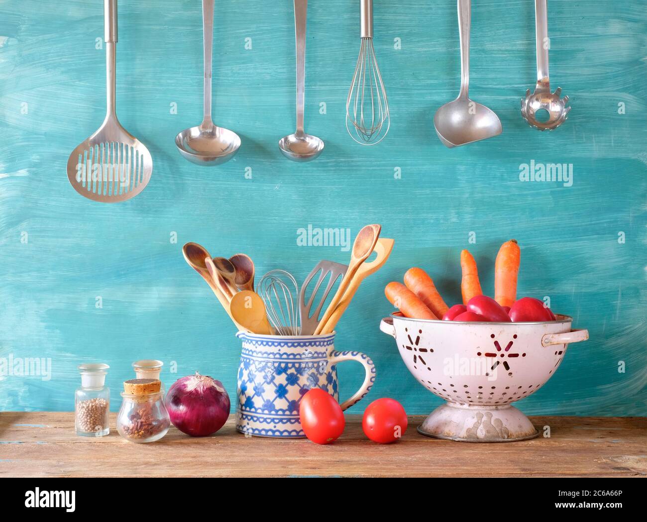 verdure e utensili da cucina per cucina commerciale, cibo, cucina, cucina. Foto Stock