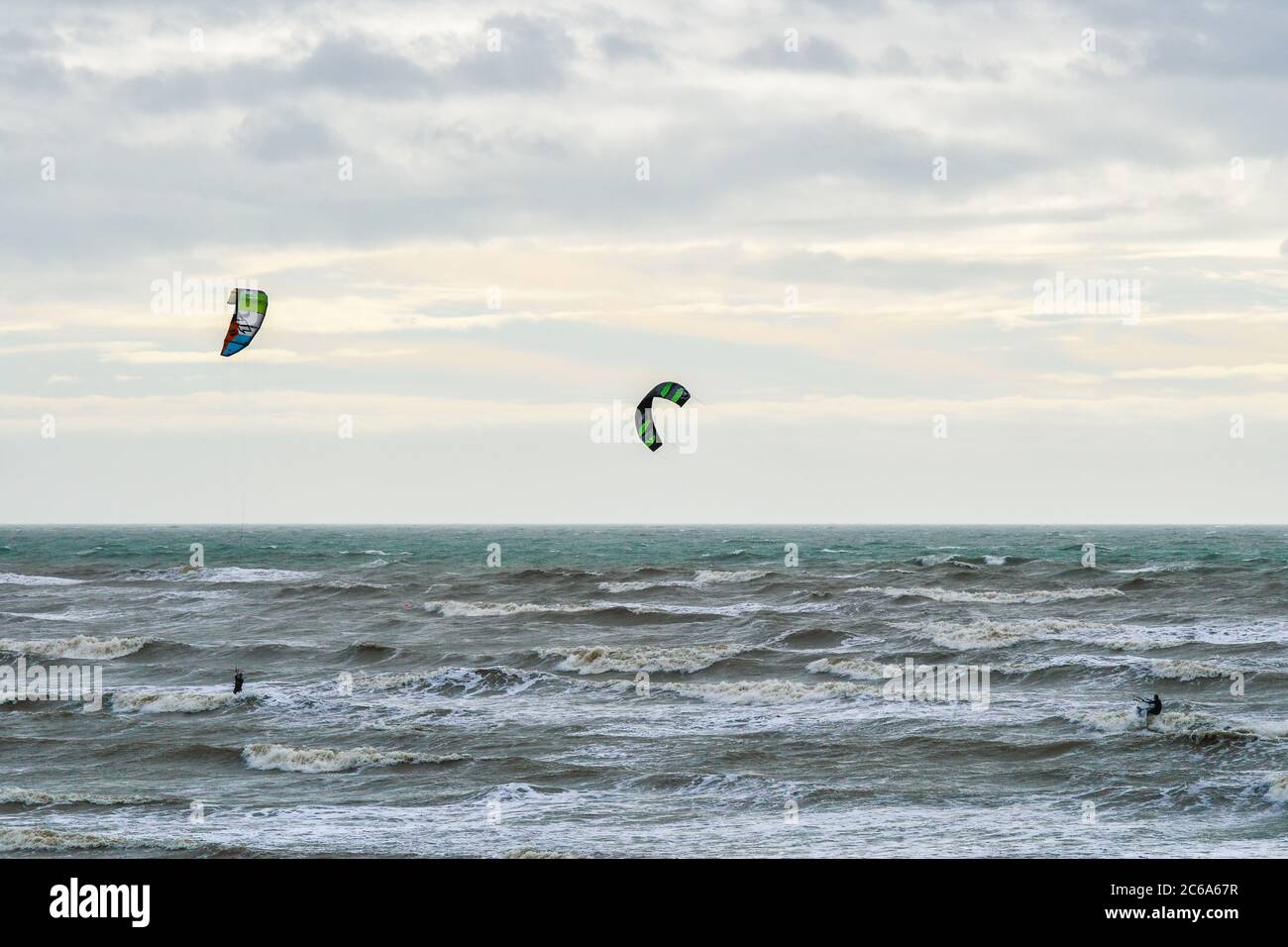 Due kite surfisti sul mare Foto Stock