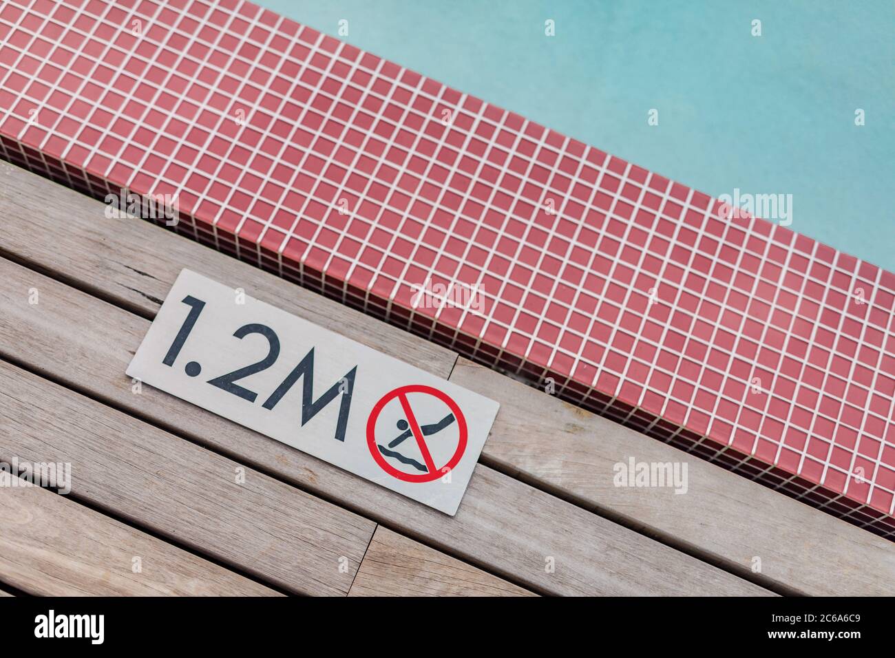 Bordo piscina con 'No Diving 1.2 M.' cartello di avviso. Estate ricreativo Foto Stock