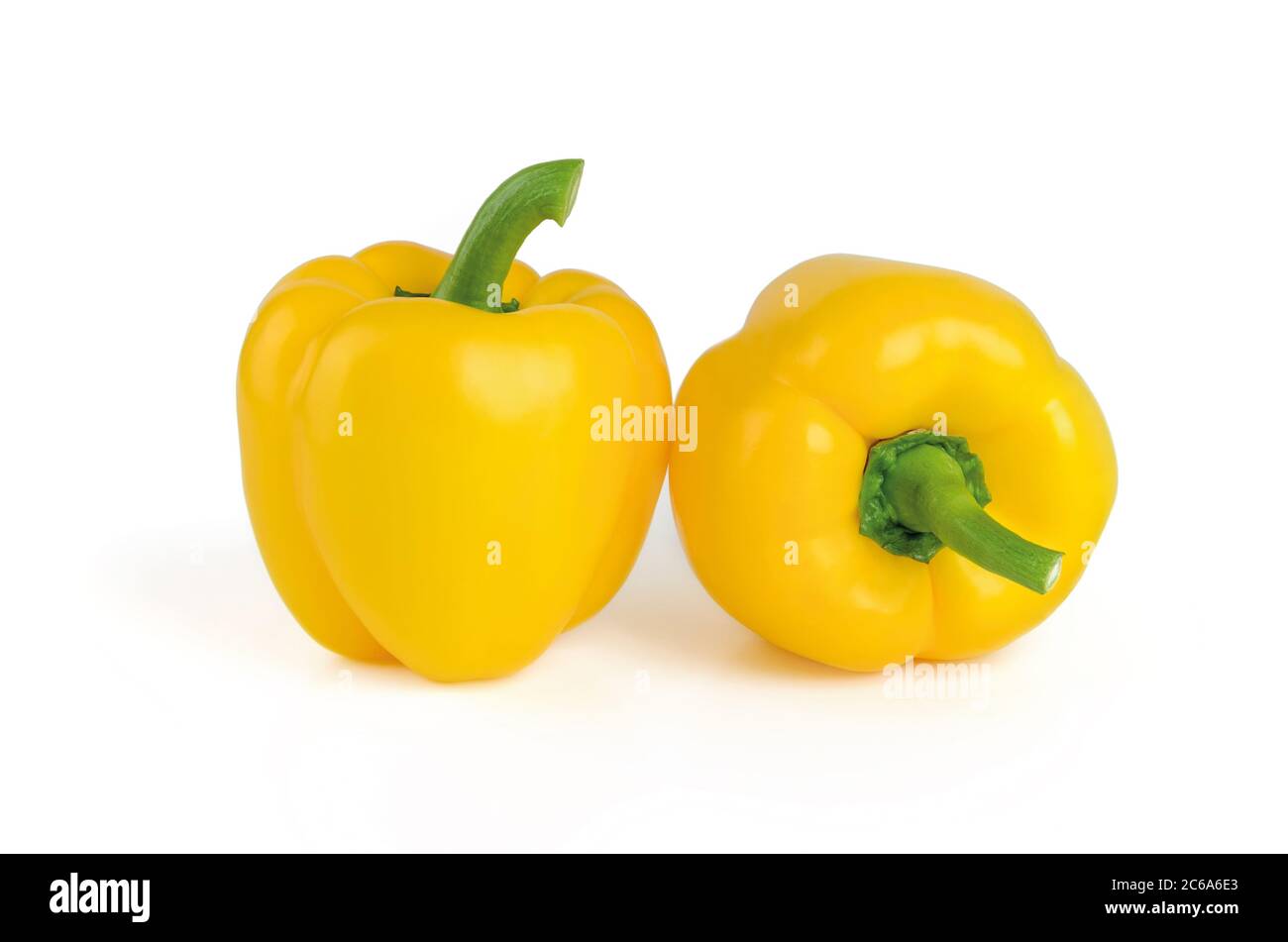 Due peperoni gialli interi mature isolati su sfondo bianco. Rovi e verdure fresche, cibo vegetariano, dieta di cibo crudo. Vista frontale. Foto Stock