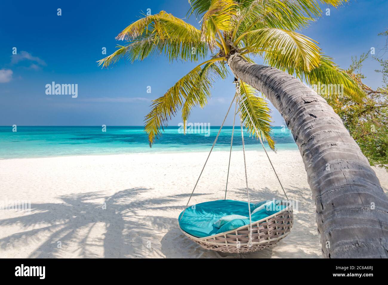Panorama tropicale spiaggia come paesaggio estivo con altalena spiaggia o amaca e sabbia bianca e mare calmo per banner spiaggia. Perfetta vacanza sulla spiaggia Foto Stock