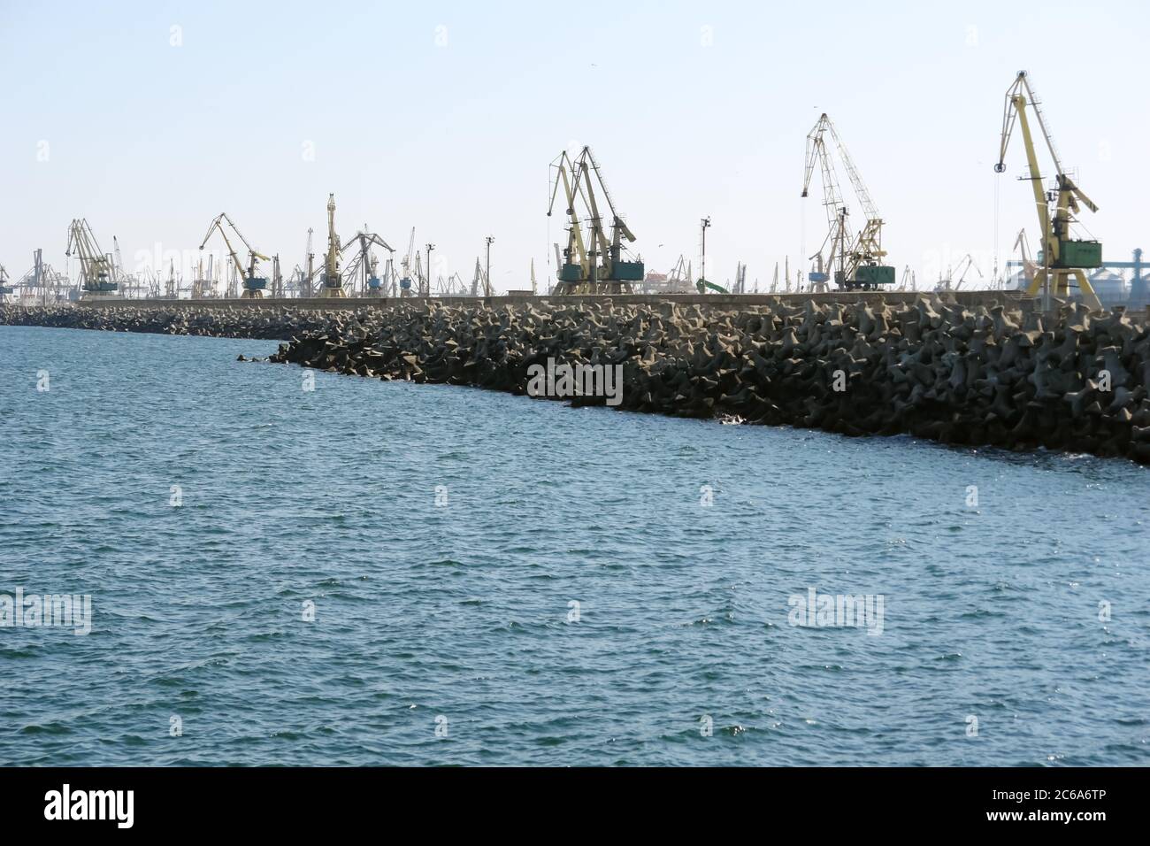 Gru nel grande porto commerciale di Costanza, sulla costa del Mar Nero della Romania. Foto Stock