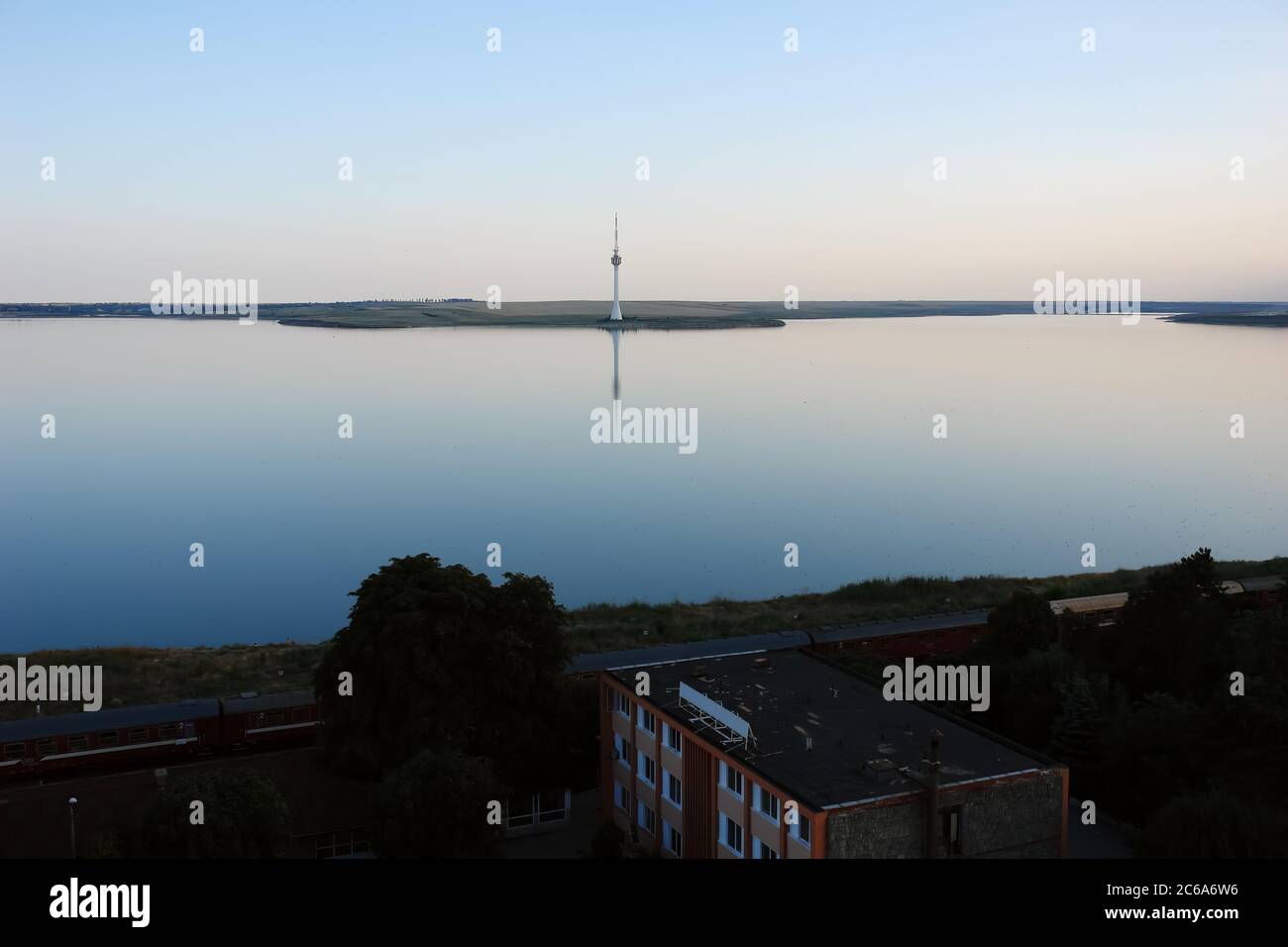 Vista serale del lago Techirghiol, situato nelle immediate vicinanze delle spiagge della località di Eforie, sulla costa del Mar Nero. Il lago è pop Foto Stock