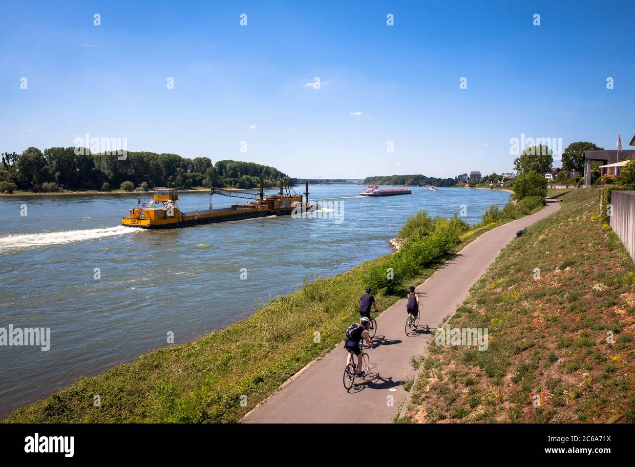 Percorso del fiume Reno nel distretto di Weiss, Colonia, Germania. Rheinuferweg, Wedenweg, Koeln, Deutschland. Foto Stock