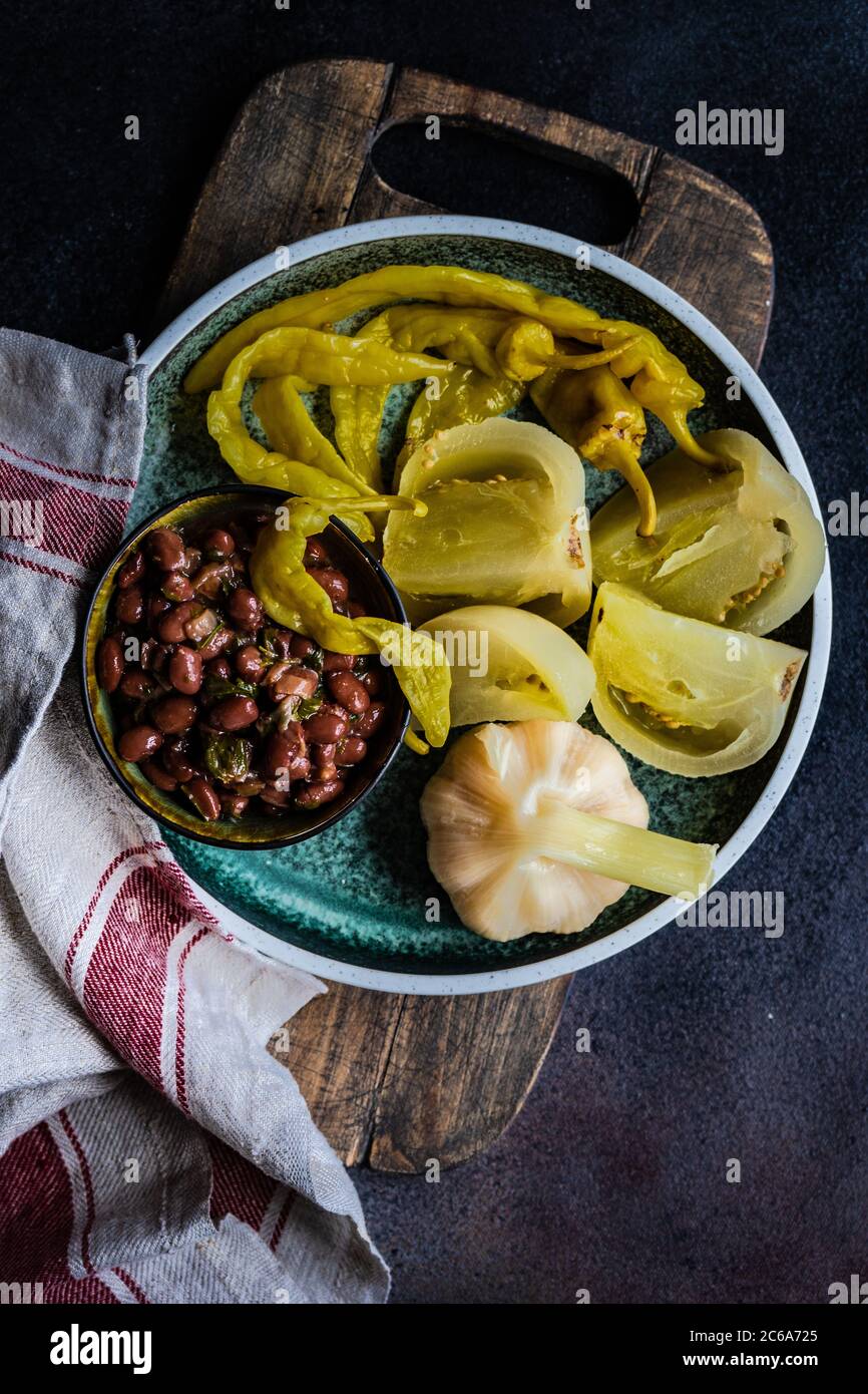 Tradizionale piatto di lobio georgiano con peperoncino e verdure fermentate Foto Stock