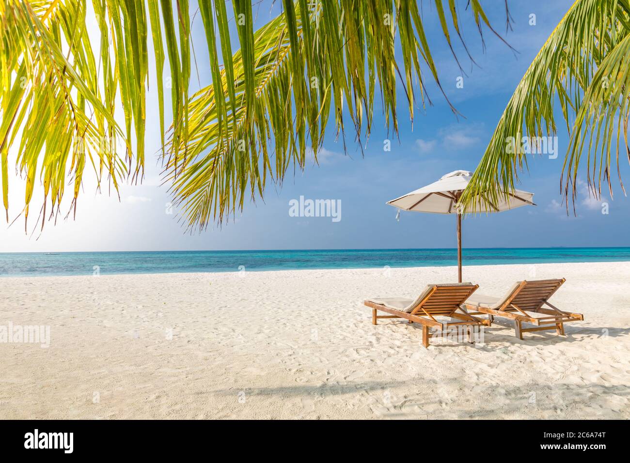 Spiaggia Paradiso. Isola tropicale perfetta. Belle palme e natura tropicale spiaggia. Cielo blu e laguna blu Moody. Vacanza estiva di lusso Foto Stock