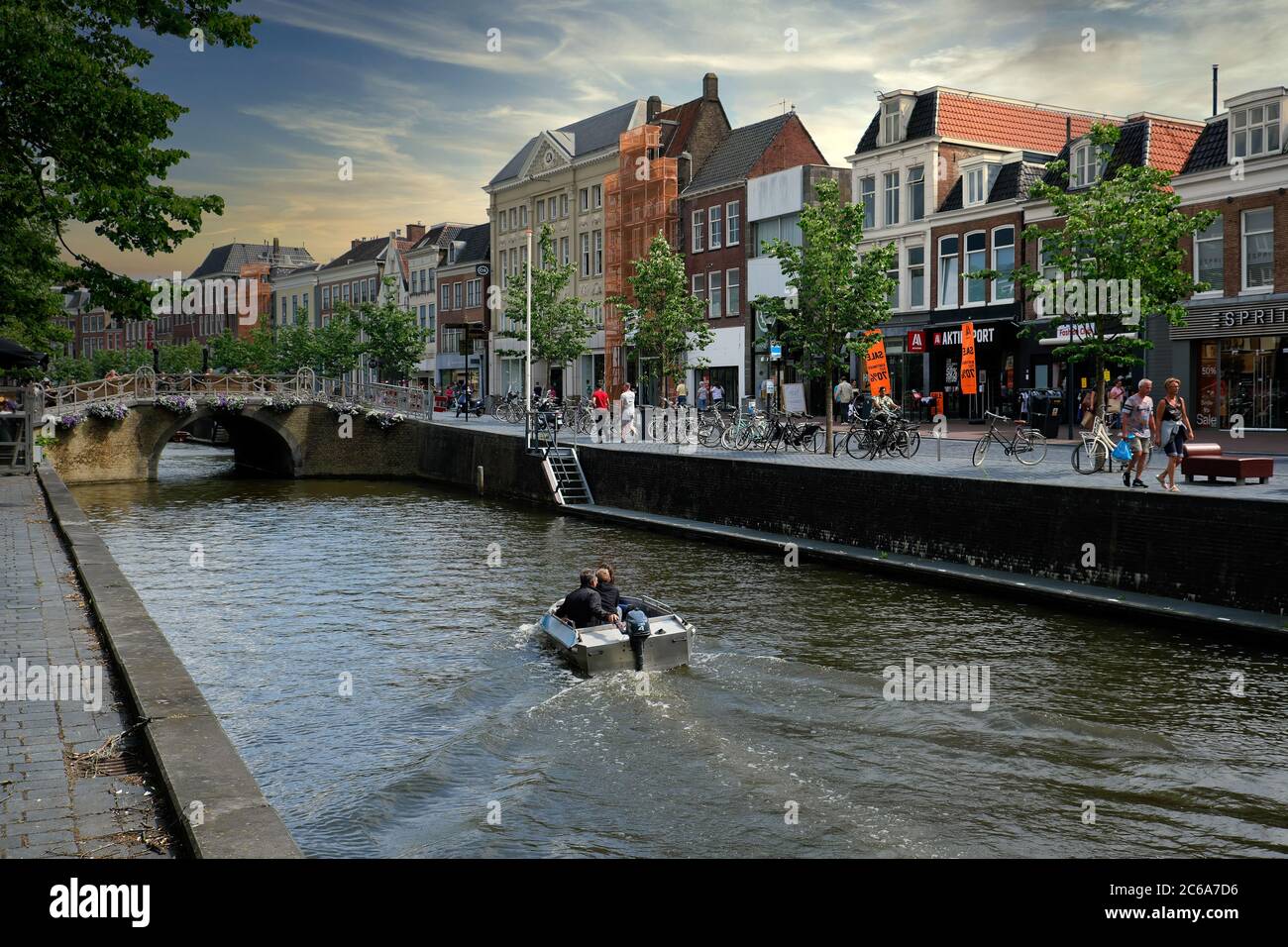 Europa Paesi Bassi Leeuwarden, Paesi Bassi Leeuwarden Centre al 2020 giugno, una barca che attraversa il canale Foto Stock