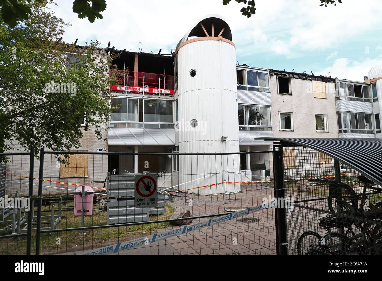 Linkoping, Svezia 20200630 la casa plurifamiliare di Skattegården, Skäggetorp, dove sabato c'era un incendio. Martedì, i tecnici della polizia e gli investigatori antincendio del servizio antincendio erano in loco e in casa. Foto Gippe Gustafsson Foto Stock