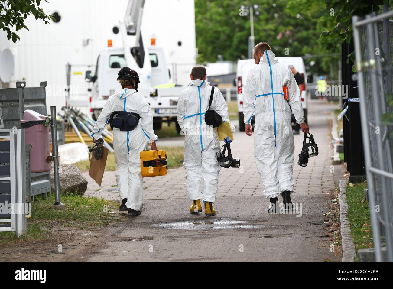 Linkoping, Svezia 20200630 la casa plurifamiliare di Skattegården, Skäggetorp, dove sabato c'era un incendio. Martedì, i tecnici della polizia e gli investigatori antincendio del servizio antincendio erano in loco e in casa. Foto Gippe Gustafsson Foto Stock