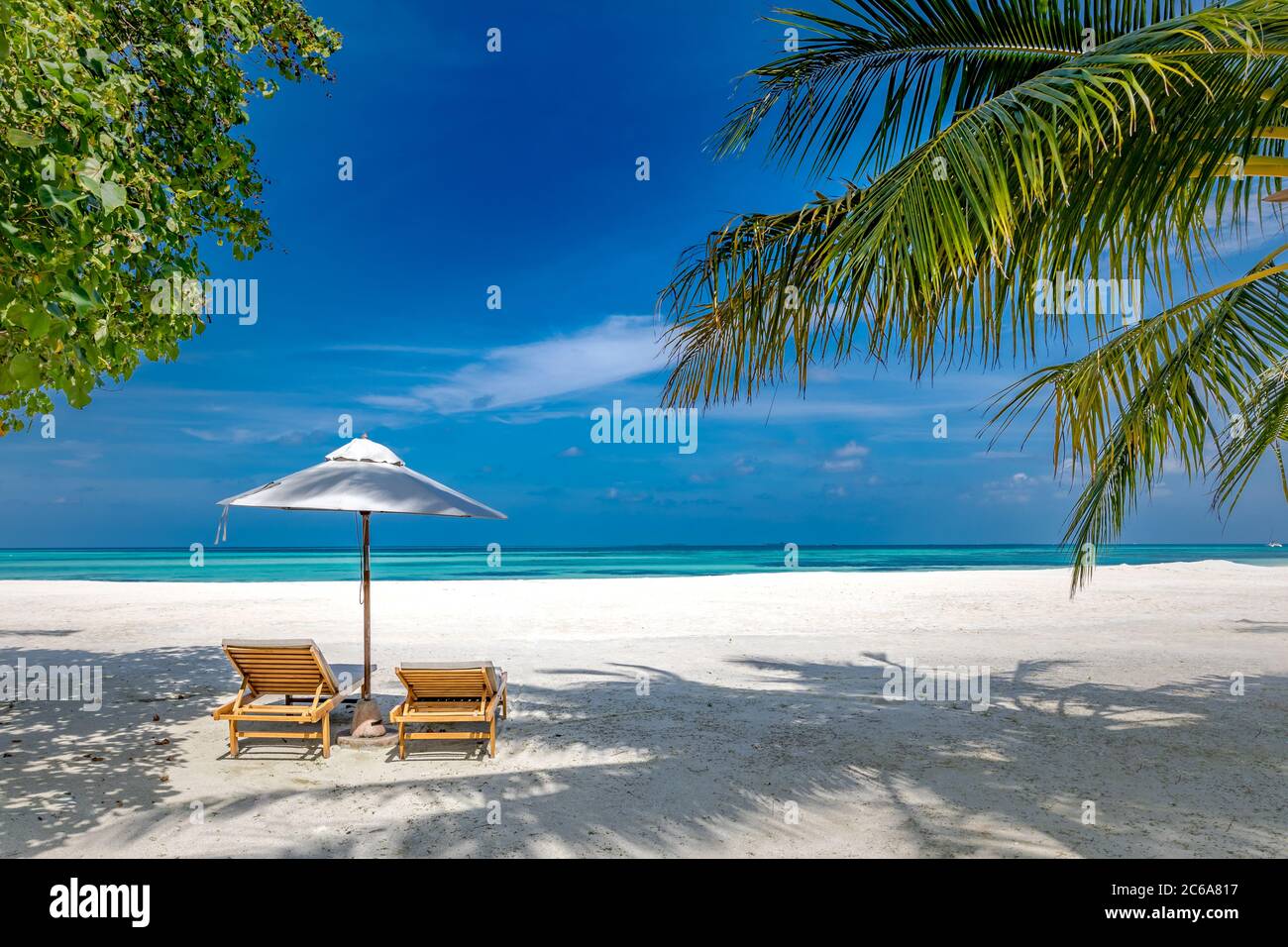 Spiaggia Paradiso. Isola tropicale perfetta. Belle palme e natura tropicale spiaggia. Cielo blu e laguna blu Moody. Vacanza estiva di lusso Foto Stock