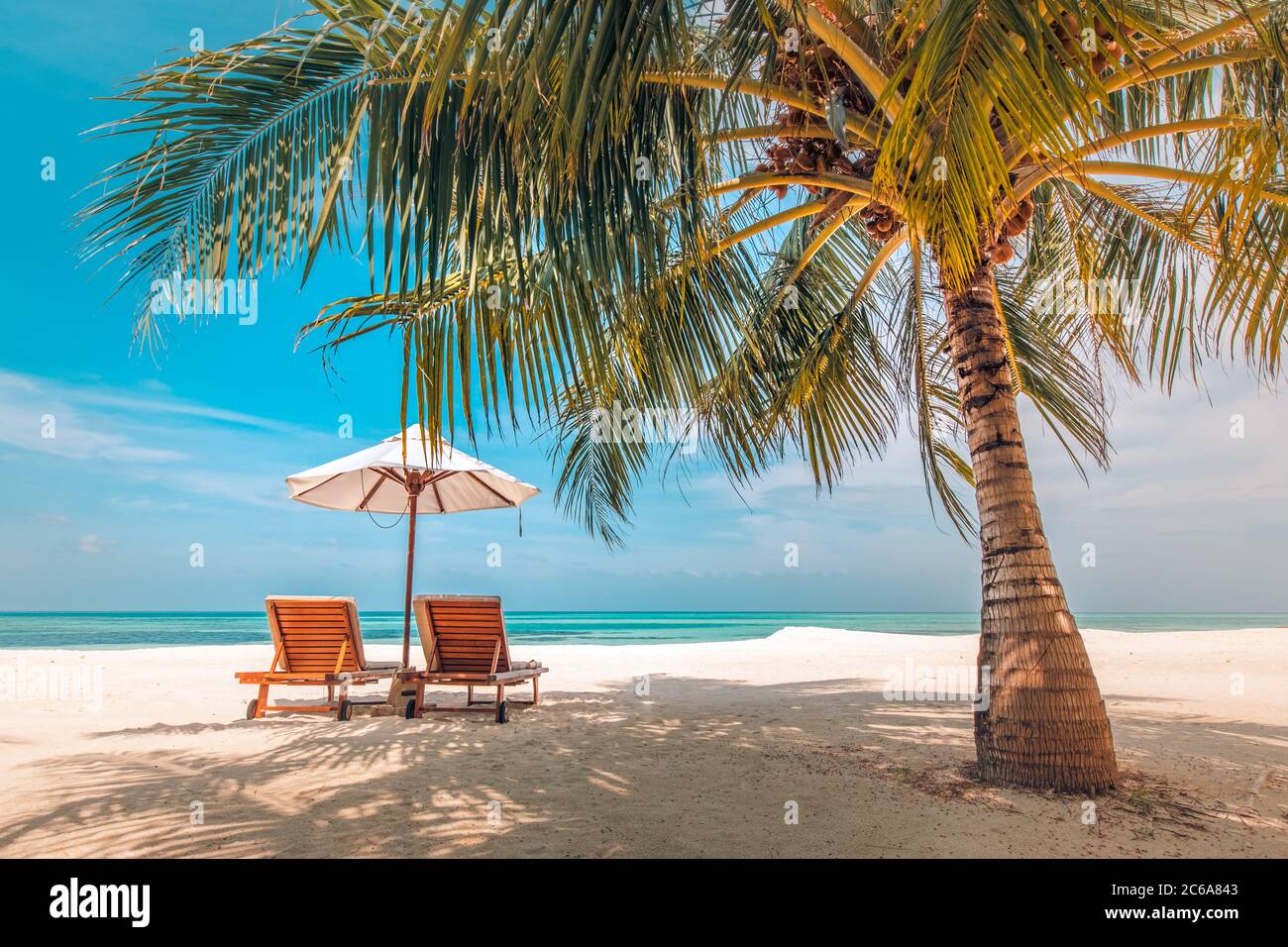 Spiaggia Paradiso. Isola tropicale perfetta. Belle palme e natura tropicale spiaggia. Cielo blu e laguna blu Moody. Vacanza estiva di lusso Foto Stock