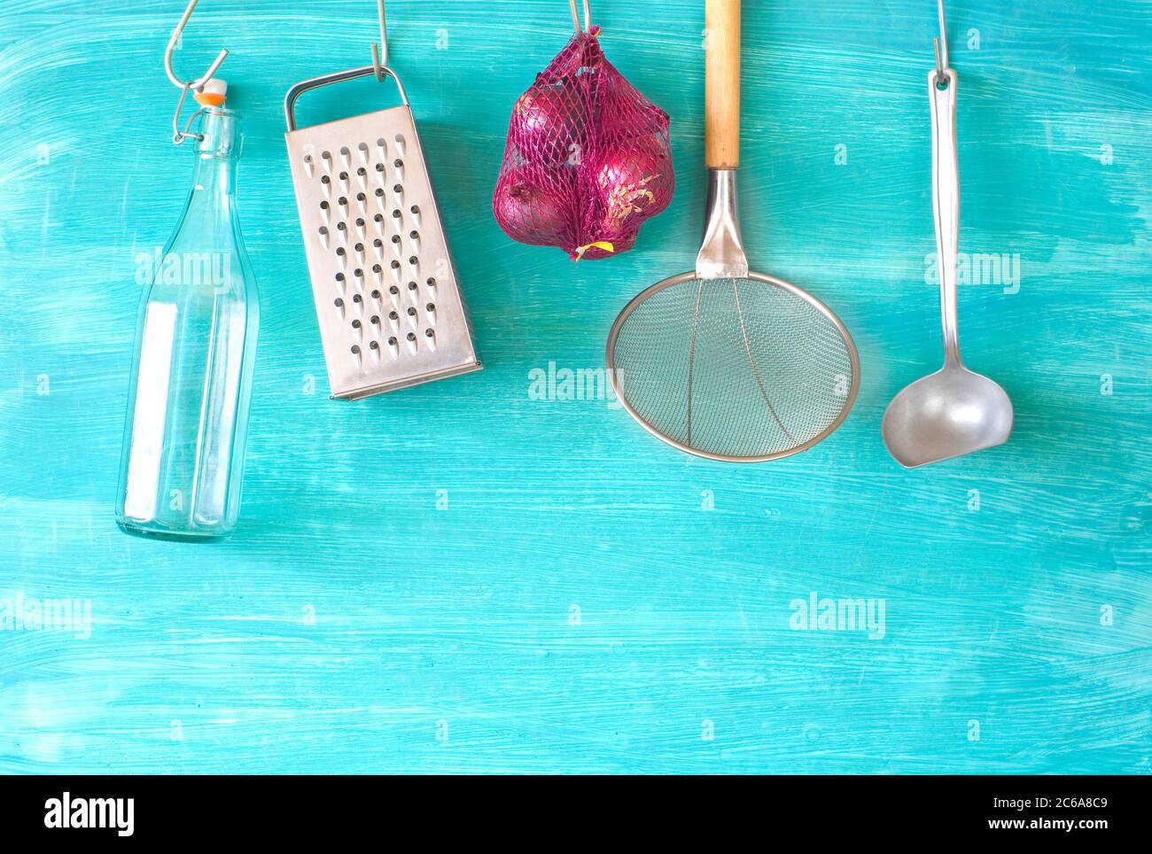 Utensili da cucina appesi per cucina commerciale, ristorante, cucina, cucina concetto. Foto Stock