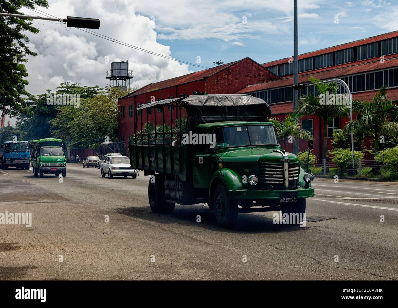 Camion verde con tettoia che trasporta goood, Yangon, Myanmar, Asia Foto Stock