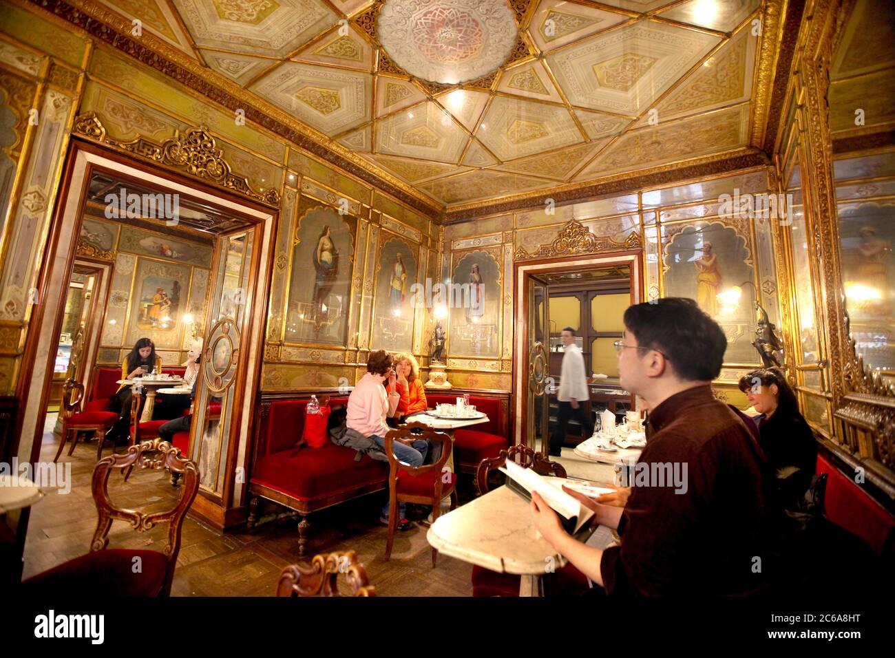 La magnificente opulenza dello storico caffe Florian, Venezia, Italia Foto Stock