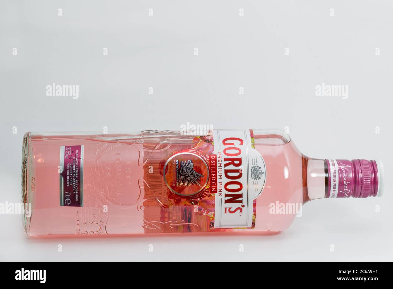 KIEV, UCRAINA - 17 GIUGNO 2020: Gordons premium pink gin bottiglia primo piano su sfondo bianco. Gin è una bevanda alcolica distillata che ne deriva la p Foto Stock