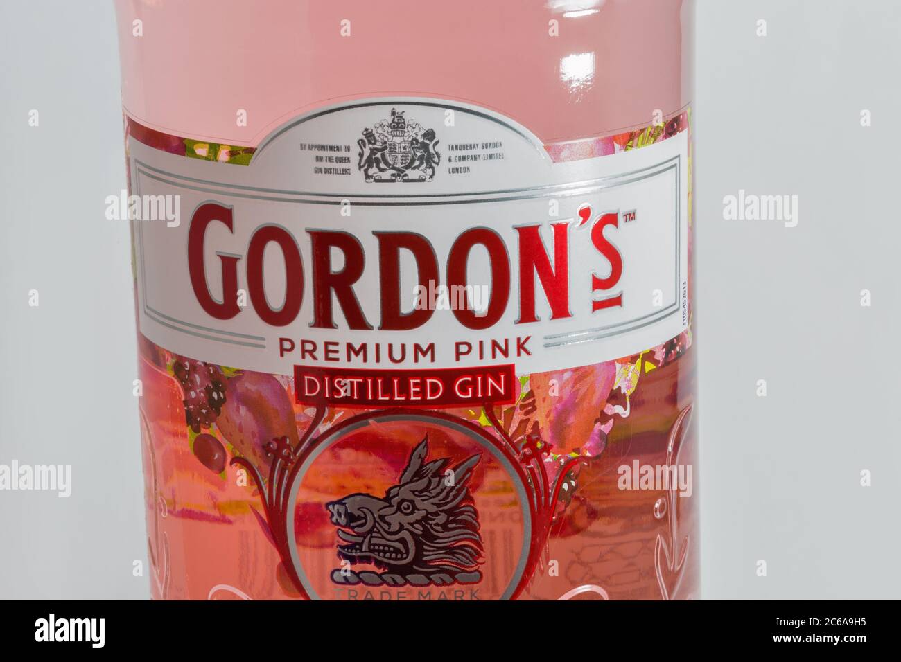 KIEV, UCRAINA - 17 GIUGNO 2020: Gordons premium pink gin bottiglia etichetta closeup su sfondo bianco. Il gin è una bevanda alcolica distillata che ne deriva Foto Stock