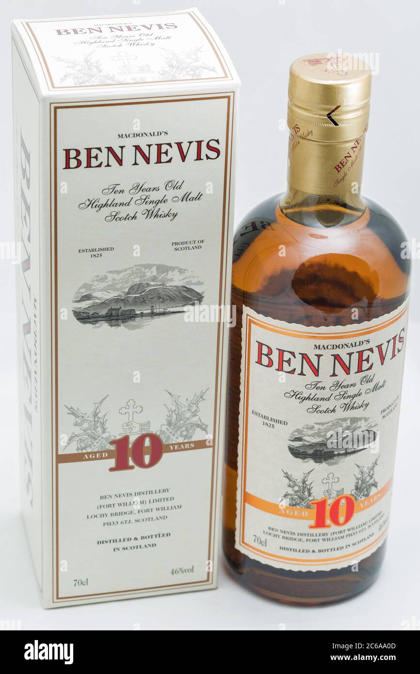 KIEV, UCRAINA - 21 SETTEMBRE 2019: Ben Nevis dieci anni Highland Single Malt Scotch Whisky bottiglia e scatola closeup su sfondo bianco. Ben, Nebraska Foto Stock