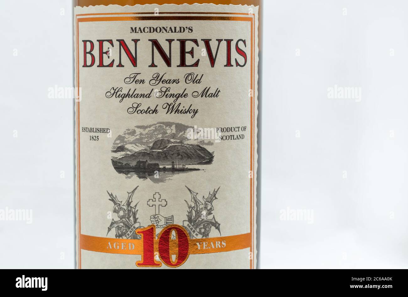 KIEV, UCRAINA - 21 SETTEMBRE 2019: Ben Nevis dieci anni Highland Single Malt Scotch Whisky bottiglia etichetta closeup su sfondo bianco. Ben Nevi Foto Stock