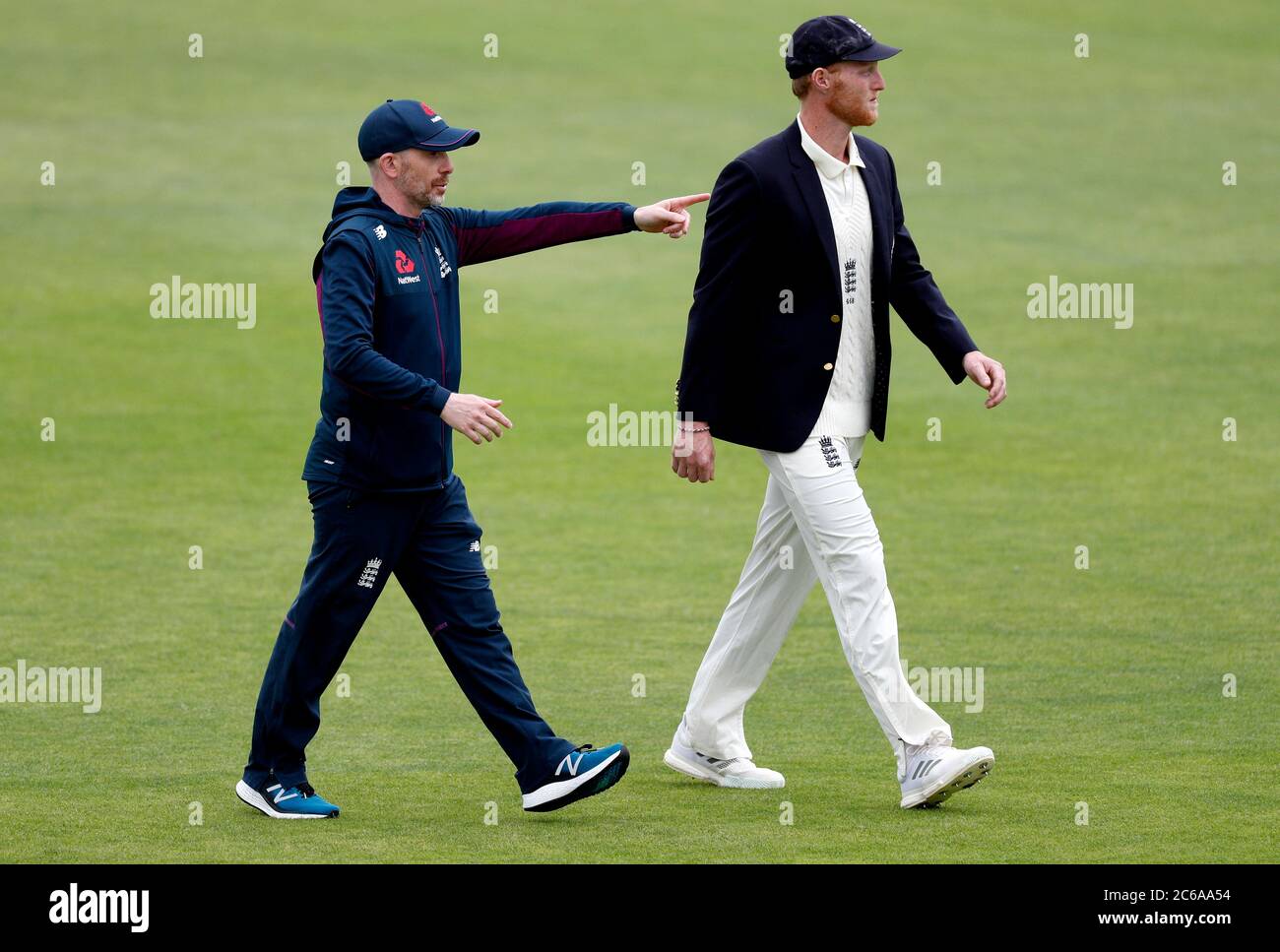 Il capitano dell'Inghilterra ben Stokes (a destra) parla a un membro del personale di coaching dopo aver vinto il lancio della moneta durante il giorno uno della serie di test all'Ageas Bowl, Southampton. Foto Stock