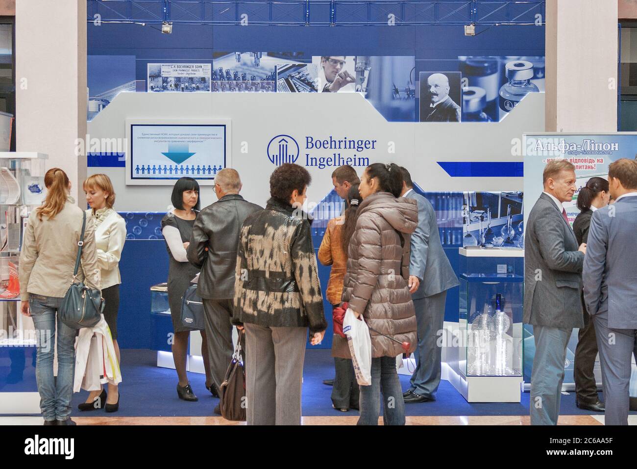 KIEV, UCRAINA - 23 SETTEMBRE 2014: La gente visita Boehringer Ingelheim cabina tedesca della società farmaceutica al XV Congresso Nazionale dei cardiologi in Foto Stock