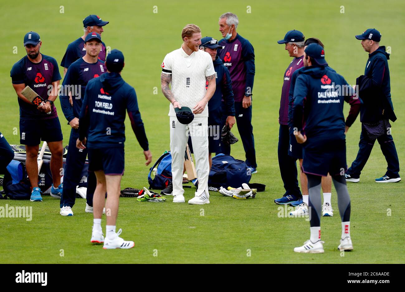 Il capitano dell'Inghilterra ben Stokes (al centro) e la sua squadra si riscaldano in campo davanti al lancio della moneta durante il primo giorno della serie di test all'Ageas Bowl, Southampton. Foto Stock