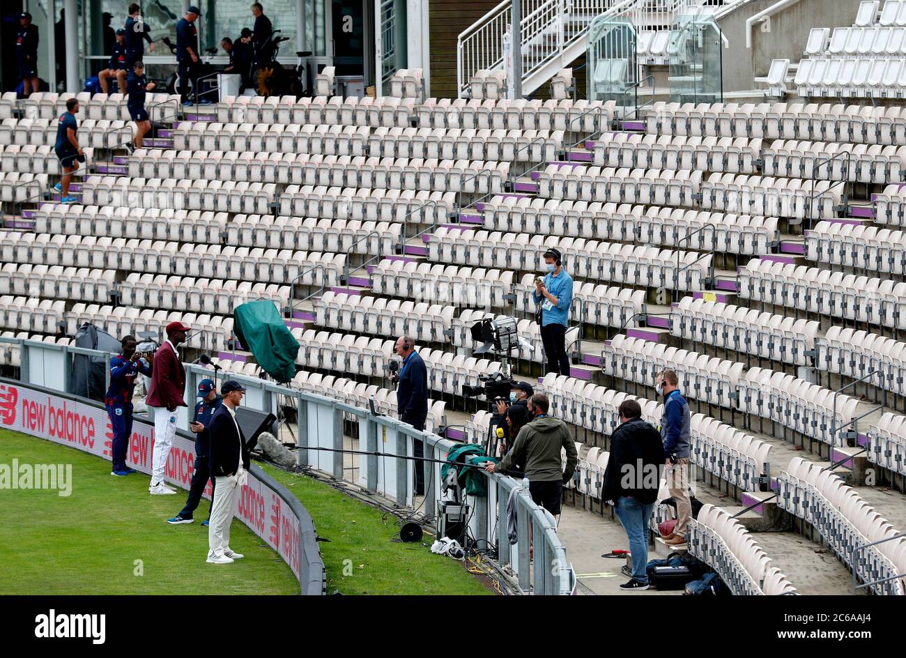 Il capitano Jason Holder delle Indie Occidentali (seconda a sinistra) e il capitano ben Stokes dell'Inghilterra vengono intervistati dopo che l'Inghilterra ha vinto il lancio della moneta durante il giorno uno della serie di test all'Ageas Bowl, Southampton. Foto Stock