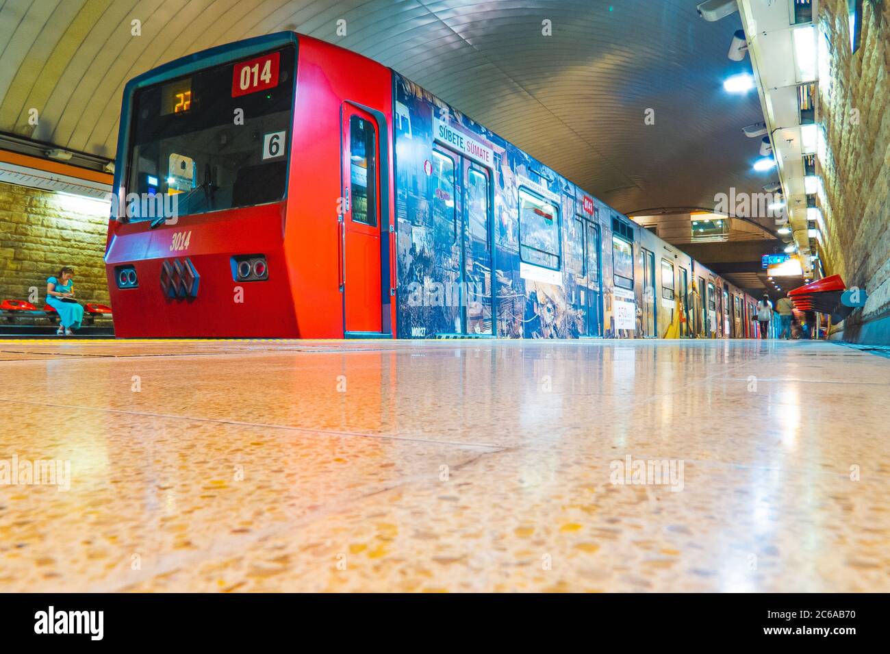 Santiago, Cile - Gennaio 2015: Un treno Metro de Santiago alla linea 2 Foto Stock