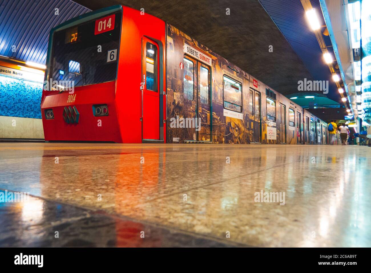 Santiago, Cile - Gennaio 2015: Un treno Metro de Santiago alla linea 2 Foto Stock